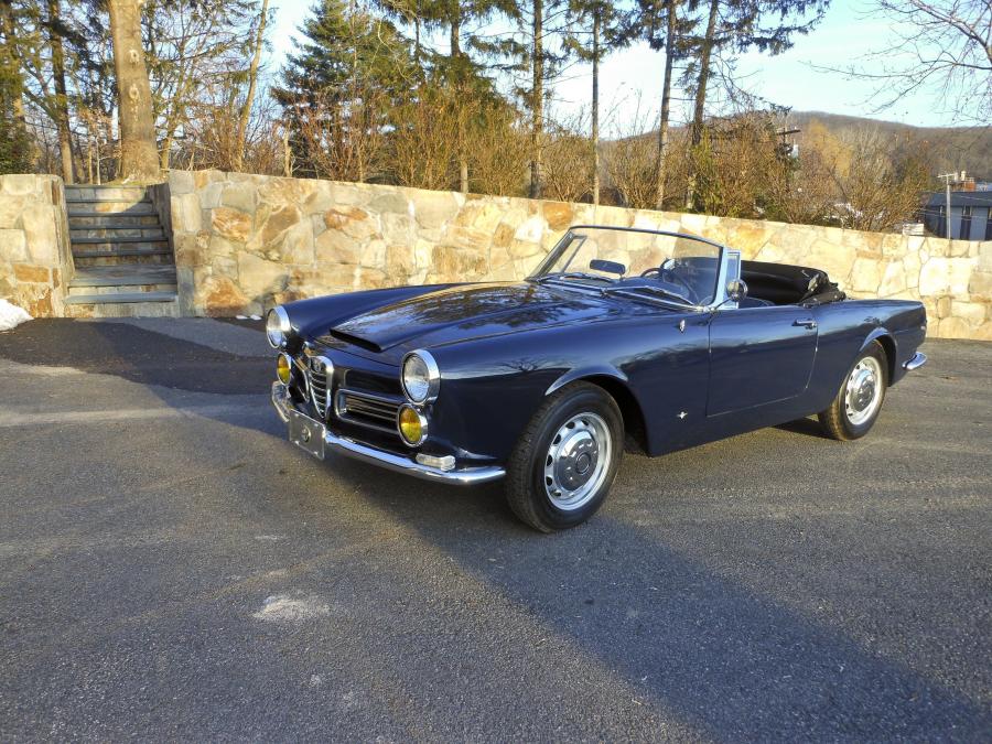 Alfa Romeo 2600 Spider by Carrozzeria Touring 1963 года  (фото 1 из 6)